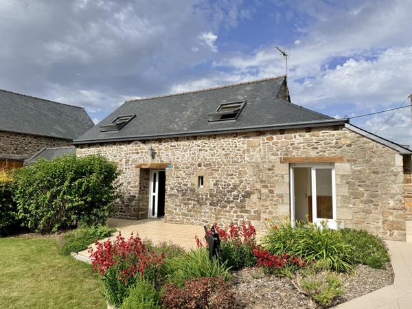 À seulement quelques minutes de Lamballe et de sa gare TGV, découvrez cet ensemble immobilier rare offrant un cadre de vie paisible et verdoyant, idéal pour un projet familial, intergénérationnel, touristique ou d'accueil.

Implantée sur un terrain joliment arboré, la propriété se compose de trois maisons, d'un vaste garage pouvant accueillir un camping-car ainsi que d'un hangar offrant de nombreuses possibilités d'aménagement.

Première maison :
La maison principale propose une entrée desservant un salon-séjour chaleureux, une cuisine indépendante, une buanderie ainsi qu'un lumineux espace vitré pouvant accueillir une salle de jeux, un bureau ou un second salon. De plain-pied, vous profiterez également d'une suite parentale comprenant une chambre, une salle d'eau et un WC.
À l'étage, une mezzanine distribue deux chambres supplémentaires, une salle d'eau et un WC. Un garage complète cet ensemble.

Deuxième maison :
Attenante à la première, cette maison peut facilement être réunie à celle-ci selon vos besoins. Elle comprend une cuisine, un salon, un bureau, une chambre, un WC et une salle d'eau de plain-pied.
Des travaux de rafraîchissement sont à prévoir. Les combles, aménageables, offrent un beau potentiel d'agrandissement. Un garage complète également ce logement.

Troisième maison :
Indépendante des deux premières, cette maison dispose d'un beau séjour. Le rez-de-chaussée comprend également une chambre, une salle d'eau et un WC.
À l'étage, vous trouverez deux chambres supplémentaires. Un garage vient compléter ce bien.

Dépendances : 
Le hangar, actuellement utilisé comme espace de stockage, offre de multiples possibilités : atelier, activité professionnelle, espace événementiel ou projet de loisirs. Le grand garage attenant permet notamment le stationnement d'un camping-car.

Les atouts :
-Fibre optique
-Assainissement conforme
-Toitures récentes
-Puits
-Cour goudronnée
-Terrain arboré
-Fort potentiel d'aménagement et de développement

Cette propriété unique séduira les familles nombreuses, les porteurs de projets de gîtes ou chambres d'hôtes, ainsi que les personnes recherchant un habitat intergénérationnel dans un environnement calme tout en restant proche des commodités et des axes de communication.