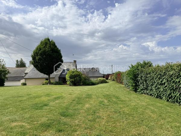 À seulement quelques minutes de Lamballe et de sa gare TGV, découvrez cet ensemble immobilier rare offrant un cadre de vie paisible et verdoyant, idéal pour un projet familial, intergénérationnel, touristique ou d'accueil.

Implantée sur un terrain joliment arboré, la propriété se compose de trois maisons, d'un vaste garage pouvant accueillir un camping-car ainsi que d'un hangar offrant de nombreuses possibilités d'aménagement.

Première maison :
La maison principale propose une entrée desservant un salon-séjour chaleureux, une cuisine indépendante, une buanderie ainsi qu'un lumineux espace vitré pouvant accueillir une salle de jeux, un bureau ou un second salon. De plain-pied, vous profiterez également d'une suite parentale comprenant une chambre, une salle d'eau et un WC.
À l'étage, une mezzanine distribue deux chambres supplémentaires, une salle d'eau et un WC. Un garage complète cet ensemble.

Deuxième maison :
Attenante à la première, cette maison peut facilement être réunie à celle-ci selon vos besoins. Elle comprend une cuisine, un salon, un bureau, une chambre, un WC et une salle d'eau de plain-pied.
Des travaux de rafraîchissement sont à prévoir. Les combles, aménageables, offrent un beau potentiel d'agrandissement. Un garage complète également ce logement.

Troisième maison :
Indépendante des deux premières, cette maison dispose d'un beau séjour. Le rez-de-chaussée comprend également une chambre, une salle d'eau et un WC.
À l'étage, vous trouverez deux chambres supplémentaires. Un garage vient compléter ce bien.

Dépendances : 
Le hangar, actuellement utilisé comme espace de stockage, offre de multiples possibilités : atelier, activité professionnelle, espace événementiel ou projet de loisirs. Le grand garage attenant permet notamment le stationnement d'un camping-car.

Les atouts :
-Fibre optique
-Assainissement conforme
-Toitures récentes
-Puits
-Cour goudronnée
-Terrain arboré
-Fort potentiel d'aménagement et de développement

Cette propriété unique séduira les familles nombreuses, les porteurs de projets de gîtes ou chambres d'hôtes, ainsi que les personnes recherchant un habitat intergénérationnel dans un environnement calme tout en restant proche des commodités et des axes de communication.