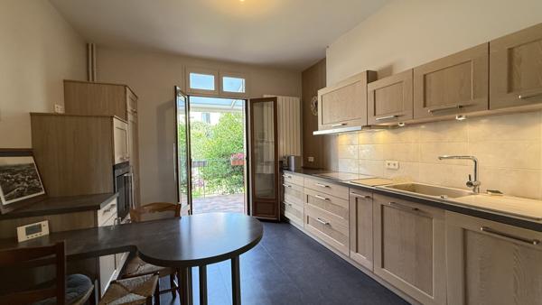 Vichy (03200) Quartier des Graves et des Romains, maison des années 30 en très bon état avec jardin et garage