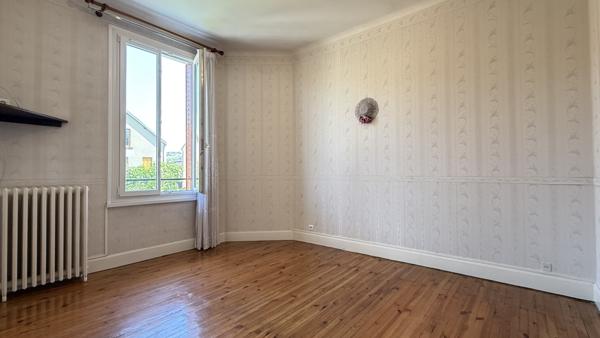 Vichy (03200) Quartier des Graves et des Romains, maison des années 30 en très bon état avec jardin et garage