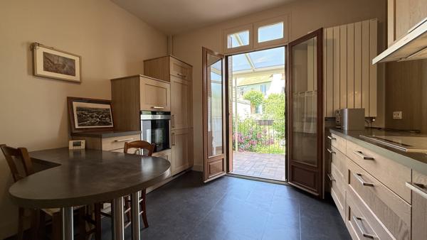 Vichy (03200) Quartier des Graves et des Romains, maison des années 30 en très bon état avec jardin et garage