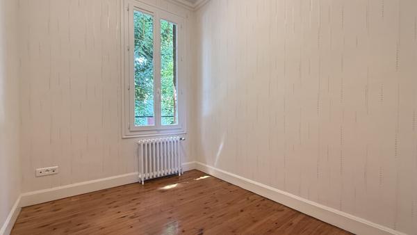 Vichy (03200) Quartier des Graves et des Romains, maison des années 30 en très bon état avec jardin et garage