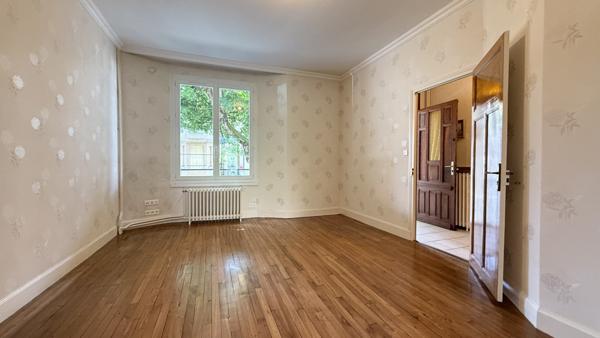 Vichy (03200) Quartier des Graves et des Romains, maison des années 30 en très bon état avec jardin et garage