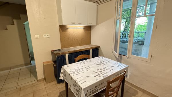 Vichy (03200) Quartier des Graves et des Romains, maison des années 30 en très bon état avec jardin et garage