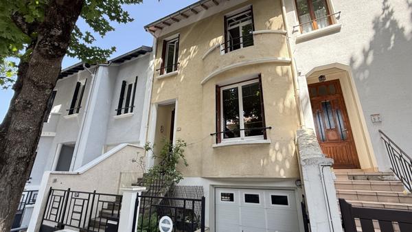 Vichy (03200) Quartier des Graves et des Romains, maison des années 30 en très bon état avec jardin et garage