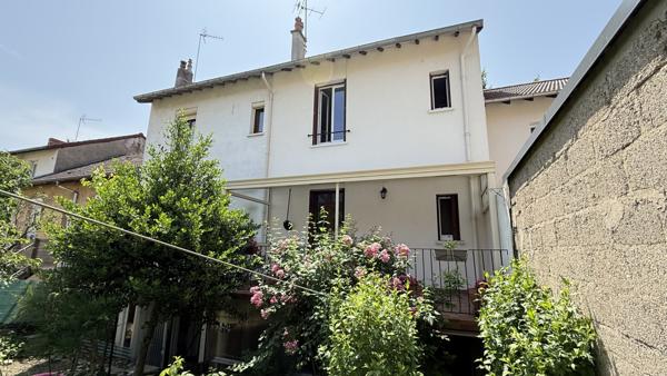 Vichy (03200) Quartier des Graves et des Romains, maison des années 30 en très bon état avec jardin et garage