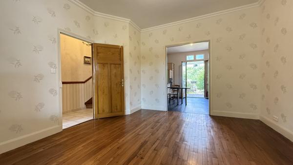 Vichy (03200) Quartier des Graves et des Romains, maison des années 30 en très bon état avec jardin et garage