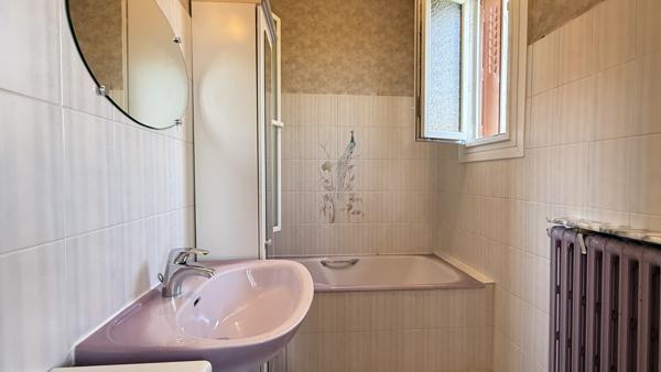 Vichy (03200) Quartier des Graves et des Romains, maison des années 30 en très bon état avec jardin et garage