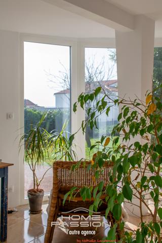 Maison
                                                                                                                                                                                                                                                                                                                        9 pièce(s)                                                                                                                                                                                                          5 chambre(s)                                                                                                                                                                                                          213  m²
