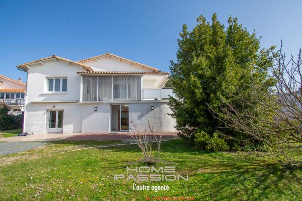 Maison
                                                                                                                                                                                                                                                                                                                        9 pièce(s)                                                                                                                                                                                                          5 chambre(s)                                                                                                                                                                                                          213  m²