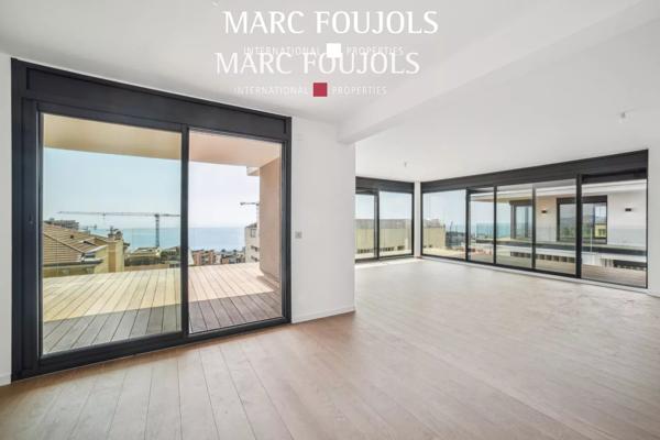 Penthouse à deux pas de Monte-Carlo avec piscine, terrasse, cave et parking, vue mer panoramique