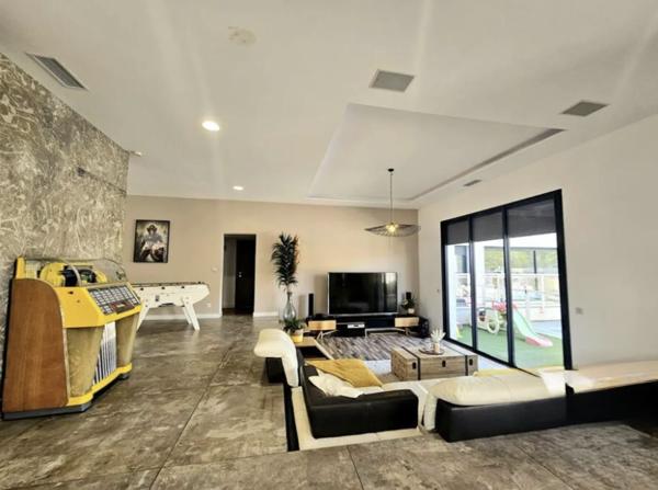 Maison
         8 pièces
        - 336 m² Bien prestige 800 000 € *