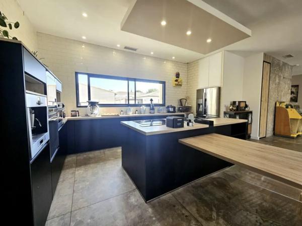 Maison
         8 pièces
        - 336 m² Bien prestige 800 000 € *