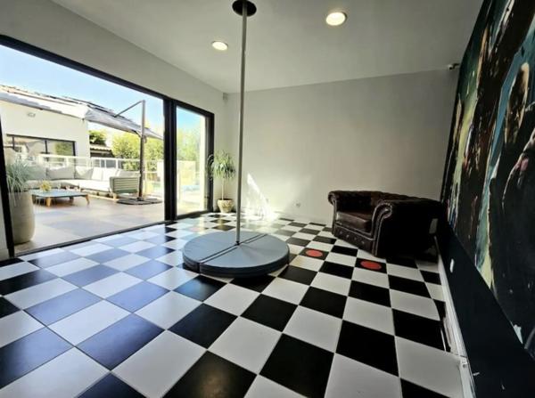 Maison
         8 pièces
        - 336 m² Bien prestige 800 000 € *