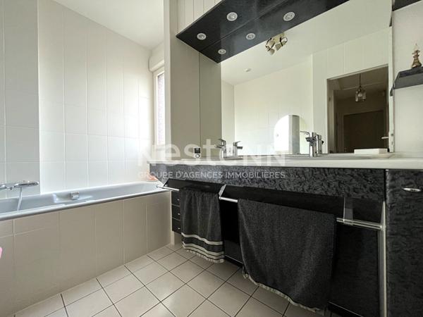 Maison Couëron La Chabossière, maison 3 chambres, Un Bureau , garage et dépendance, jardin