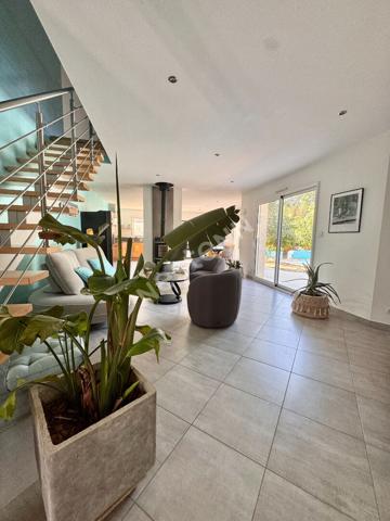 Maison contemporain à Cantenay Épinard - Un havre de paix avec piscine et garages