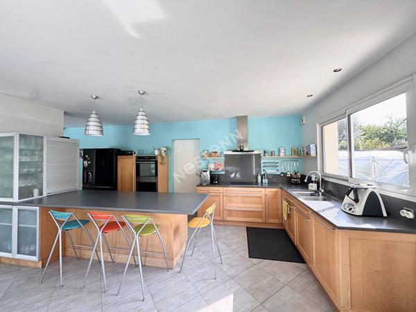 Maison contemporain à Cantenay Épinard - Un havre de paix avec piscine et garages