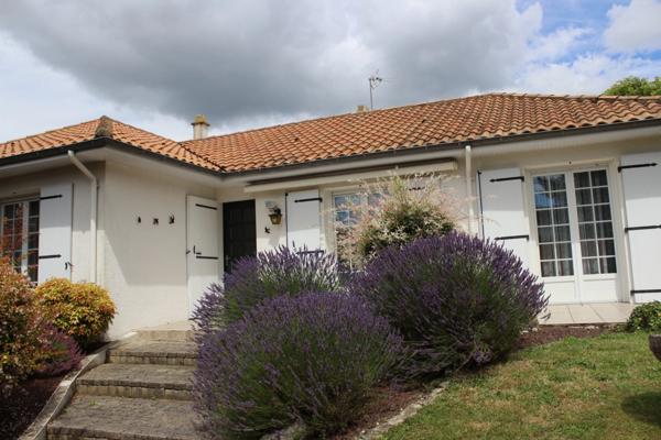 Dpt Deux Sèvres (79), à vendre BRESSUIRE maison sur sous-sol P6 de 170m² sur un terrain de 1255m²