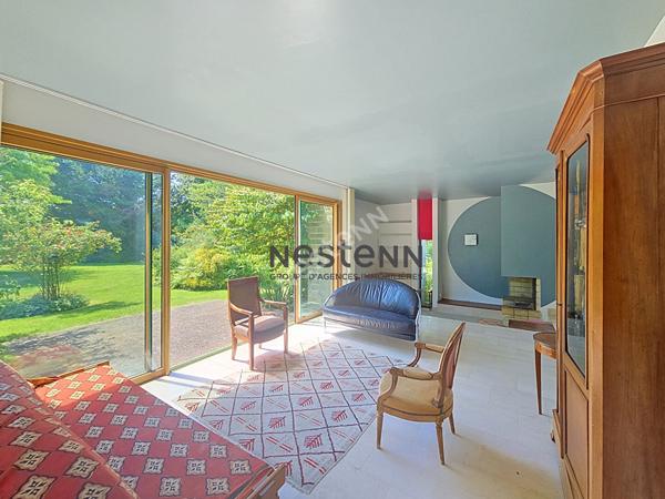 A VENDRE Maison d'architecte de plain-pied à rénover dans un parc
