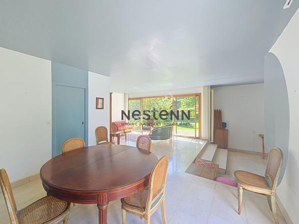 A VENDRE Maison d'architecte de plain-pied à rénover dans un parc