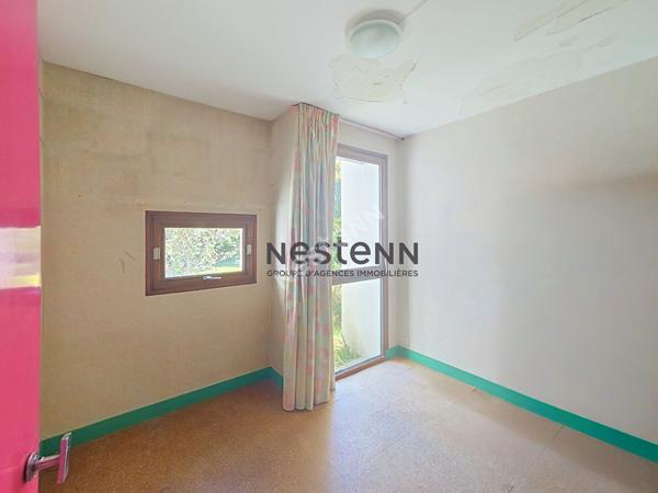 A VENDRE Maison d'architecte de plain-pied à rénover dans un parc