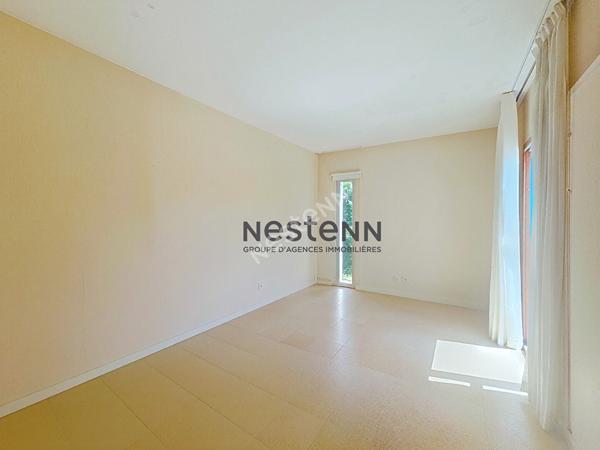 A VENDRE Maison d'architecte de plain-pied à rénover dans un parc