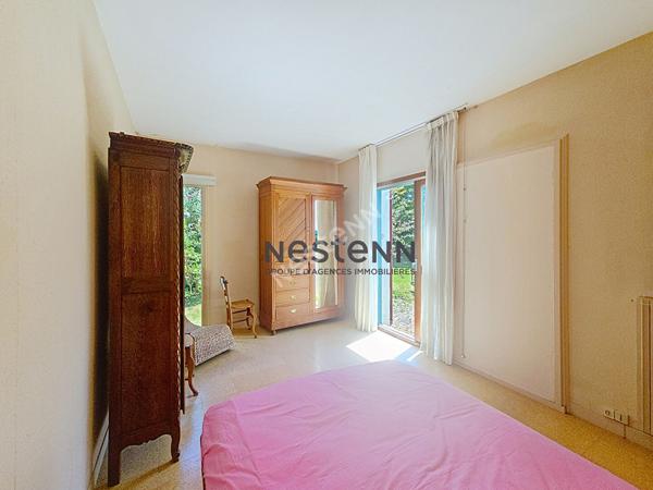A VENDRE Maison d'architecte de plain-pied à rénover dans un parc