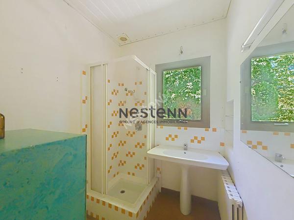 A VENDRE Maison d'architecte de plain-pied à rénover dans un parc