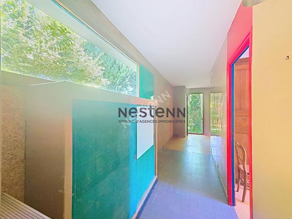 A VENDRE Maison d'architecte de plain-pied à rénover dans un parc