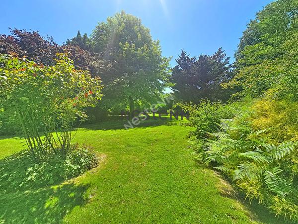 A VENDRE Maison d'architecte de plain-pied à rénover dans un parc