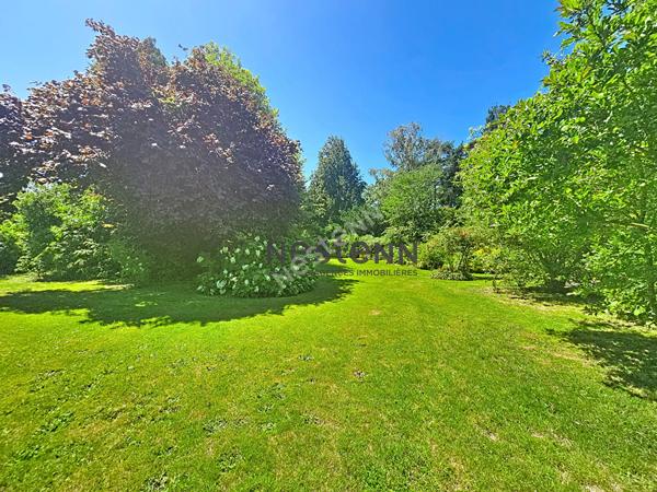 A VENDRE Maison d'architecte de plain-pied à rénover dans un parc