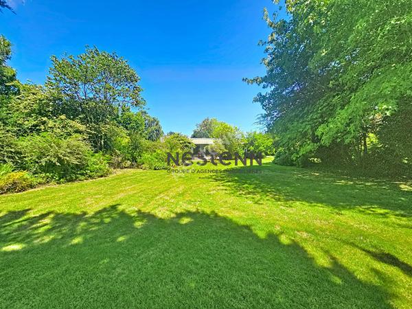 A VENDRE Maison d'architecte de plain-pied à rénover dans un parc