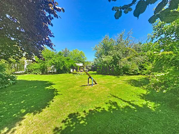 A VENDRE Maison d'architecte de plain-pied à rénover dans un parc