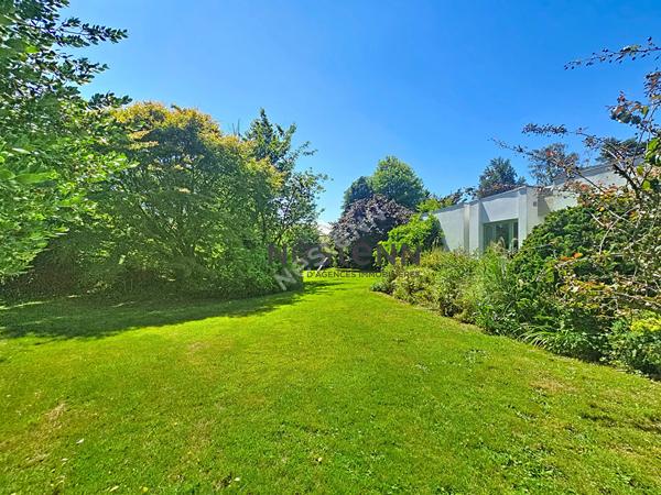 A VENDRE Maison d'architecte de plain-pied à rénover dans un parc