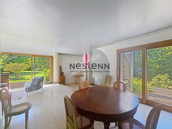 A VENDRE Maison d'architecte de plain-pied à rénover dans un parc