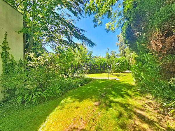 A VENDRE Maison d'architecte de plain-pied à rénover dans un parc