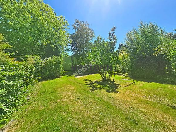 A VENDRE Maison d'architecte de plain-pied à rénover dans un parc