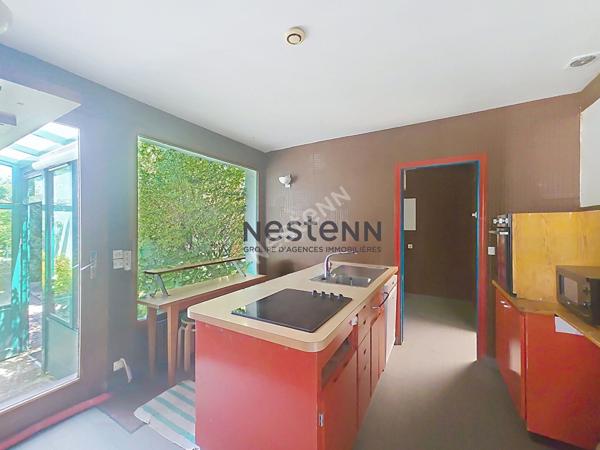 A VENDRE Maison d'architecte de plain-pied à rénover dans un parc