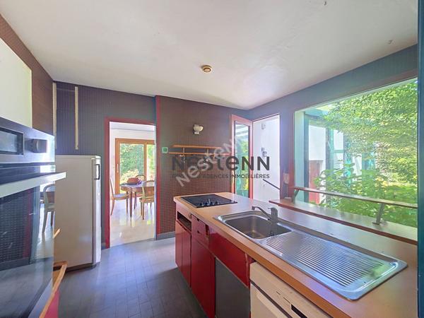 A VENDRE Maison d'architecte de plain-pied à rénover dans un parc