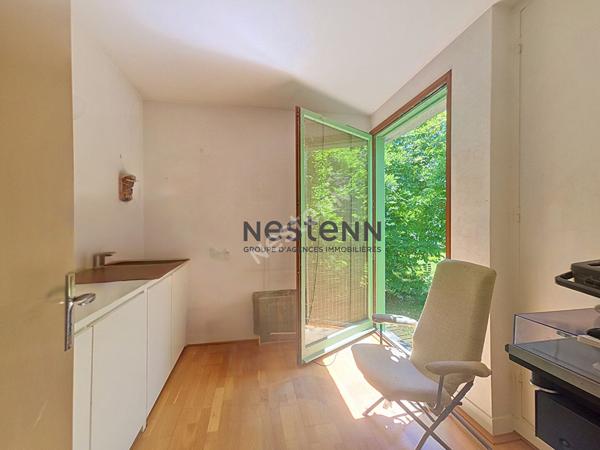 A VENDRE Maison d'architecte de plain-pied à rénover dans un parc