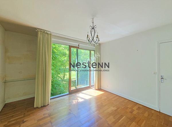 A VENDRE Maison d'architecte de plain-pied à rénover dans un parc