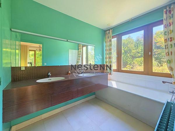 A VENDRE Maison d'architecte de plain-pied à rénover dans un parc