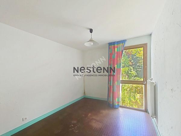 A VENDRE Maison d'architecte de plain-pied à rénover dans un parc