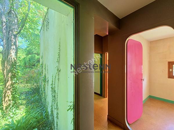 A VENDRE Maison d'architecte de plain-pied à rénover dans un parc