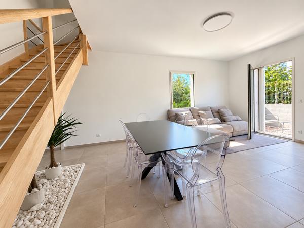 Appartement
         4 pièces
        - 93 m² Bien prestige 450 000 € *