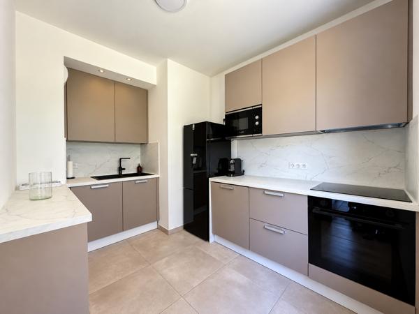 Appartement
         4 pièces
        - 93 m² Bien prestige 450 000 € *