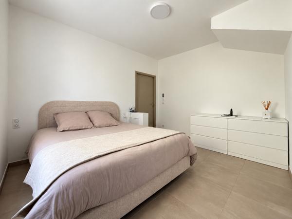 Appartement
         4 pièces
        - 93 m² Bien prestige 450 000 € *