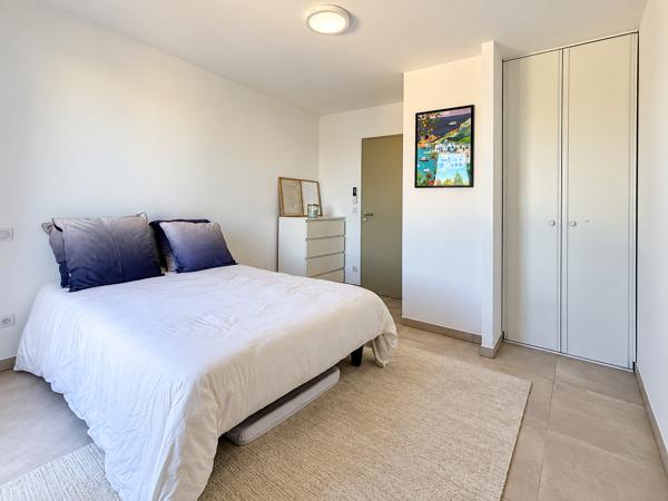 Appartement
         4 pièces
        - 93 m² Bien prestige 450 000 € *
