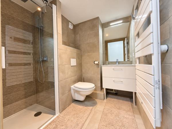 Appartement
         4 pièces
        - 93 m² Bien prestige 450 000 € *