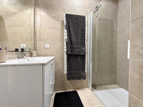 Appartement
         4 pièces
        - 93 m² Bien prestige 450 000 € *